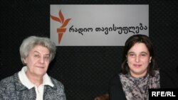ელენე თევდორაძე, სახელმწიფო მინისტრის მოადგილე რეინტეგრაციის საკითხებში (მარცხნივ) და მანანა კობახიძე, „კონსტიტუციის 42-ე მუხლის“ აღმასრულებელი დირექტორი