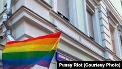Акція Pussy Riot​​​​​​​ проти державної гомофобії пройшла 7 жовтня, в день 68-річчя президента Росії Володимира Путіна