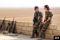 Курдские ополченки в сирийском городе Мазхраат Вади Халед