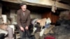 52-летний крестьянин в своем доме в 20 километрах от Чернобольской атомной станции чувствует себя неплохо. Апрель 2006 года.