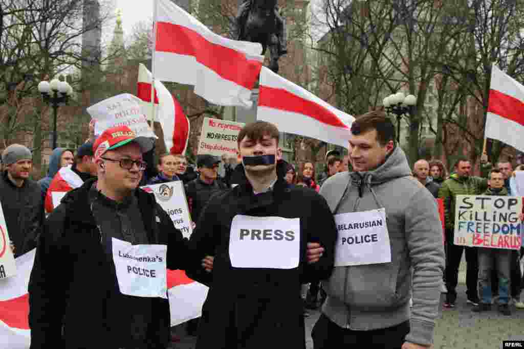 Пэрформанс на знак салідарнасьці з затрыманымі ў Менску журналістамі