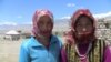 Проживающие в Синьцзяне кыргызские женщины закрывают лица от солнца. 