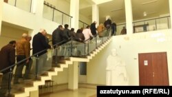 Armenia -- Former workers of "Nairit" plant head to the courtroom. 14March, 2017