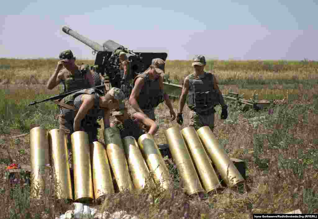 Перед стрільбами військові готуються до заряджання гармати