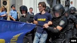 Правоохоронці затримують «свободівця» під час сутичок біля парламенту України, 31 серпня 2015 року