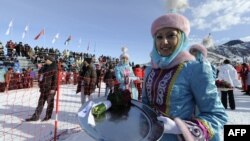 Перед церемонией награждения победителей лыжных состязаний зимней Азиады. Алматы, 1 февраля 2011 года.