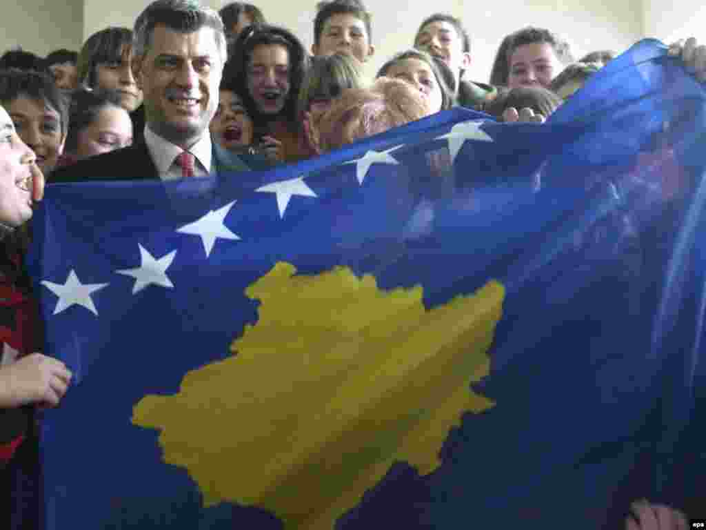 Хашим Тачи позирует с новым флагом Косова в одной из школ Приштины, 19 февраля 2008