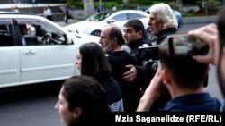 Малхаз Мачаликашвили покинул территорию перед парламентом, сказав, что едет молиться