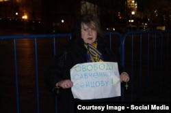 Екатерина Мальдон проводит пикет в поддержку Савченко и Сенцова