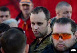 Autoproclamatul guvernator al "Republicii Populare Donețk" Pavel Gubarev se adresează supușilor în piața centrală a orașului.