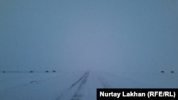 Заснеженная дорога в Восточно-Казахстанской области.