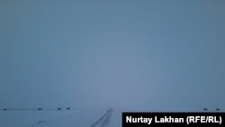 Заснеженная дорога в Восточно-Казахстанской области.