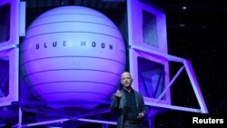 Osnivač Amazona Džef Bezos predstavlja lunarnu sondu svoje kompanije Blu oridžin