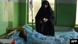 Повредено авганистанско момче од нападот врз џамија во Авганистан. 