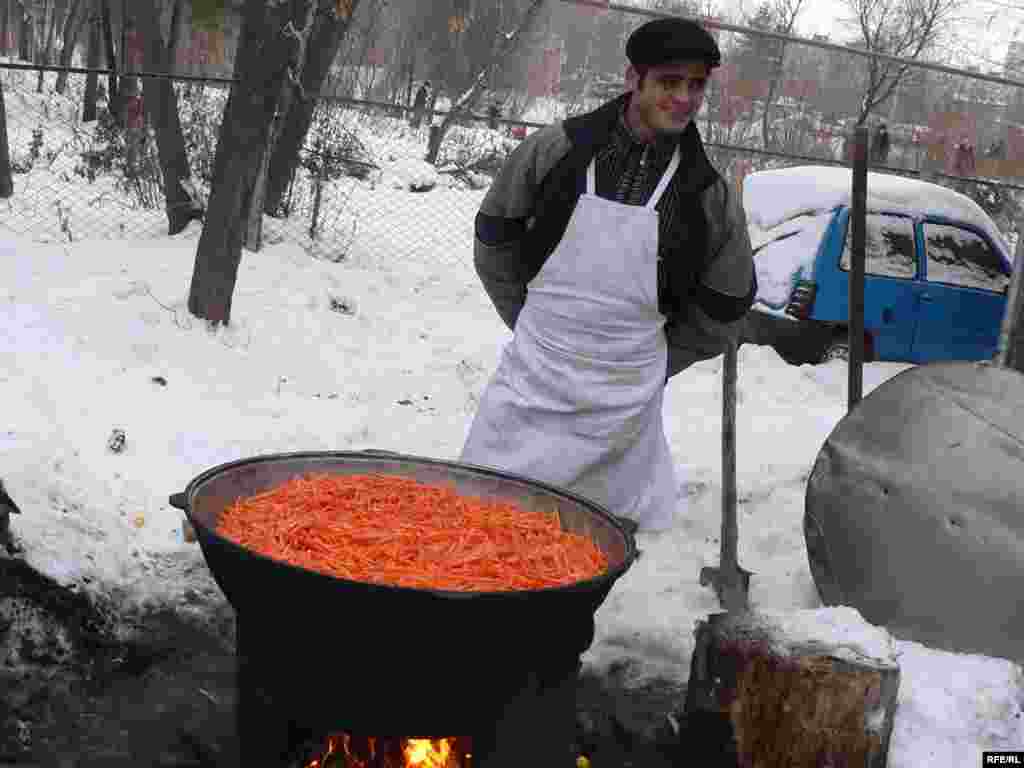 "Мәдинә" мәчете ишек алдында пылауны сөнни мөселманнарга авыз ачар өчен пешерделәр. Гашура көнне алар ураза тотты.