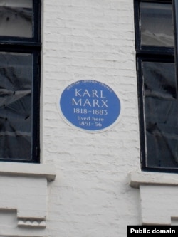 Между окнами второго этажа видна круглая мемориальная табличка на доме, где жили Марксы