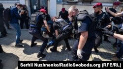 Затримання на вулиці Лютеранській, неподалік Офісу президента України, Київ, 17 червня 2020 року