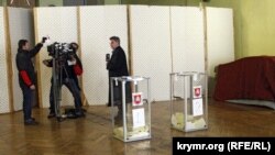 Телевизионщики снимают на камеру ход голосования на «референдуме»