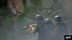 Ukrainian special forces take up positions in the eastern city of Slovyansk on April 24, with an "anti-terrorist" operation continuing to clear pro-Russian separatists.