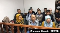 Сотқа қатысып отырған Өзбекстан азаматтары. Ақтөбе, 3 қыркүйек 2018 жыл
