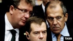 Russian President Dmitry Medvedev (center) flanked by Foreign Minister Sergei Lavrov (right) and Kremlin foreign-policy aide Sergei Prikhodko at a UN Security Council meeting on September 24