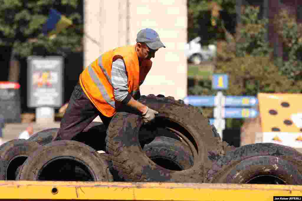Ukraine -- Communal services with the police dismantle barricades in central Kyiv. 7 August, 2014