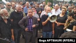 Заза Саралидзе (второй справа) и Малхаз Мачаликашвили (с мегофоном) на акции протеста в центре Гори