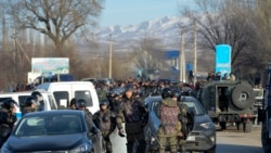 Сотрудники полицейского спецназа, перекрывший движение по дороге между сёлами Масанчи (где живут в основном дунгане) и Каракемер, население которого составляют преимущественно казахи. Жамбылская область, 8 февраля 2020 года.