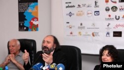 «Ոսկե ծիրան» կինոփառատոնի կազմակերպիչները` (ձախից աջ) Միքայել Ստամբոլցյանը, Հարություն Խաչատրյանը եւ Սուսաննա Հարությունյանը: