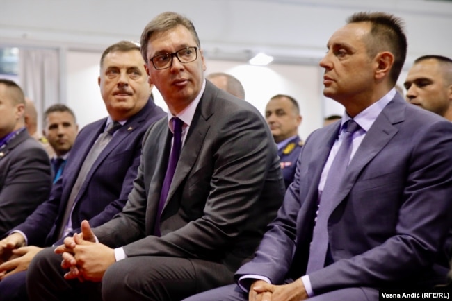 Presidenti serb Aleksandar Vuçiç (në qendër) dhe ministri i atëhershëm i Mbrojtjes Aleksandar Vulin (djathtas) në një ekspozitë armësh në Beograd, 2019