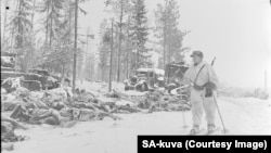 Тела советских военных лежат в снегу после атаки финнов во время Зимней войны 1939–1940 годов