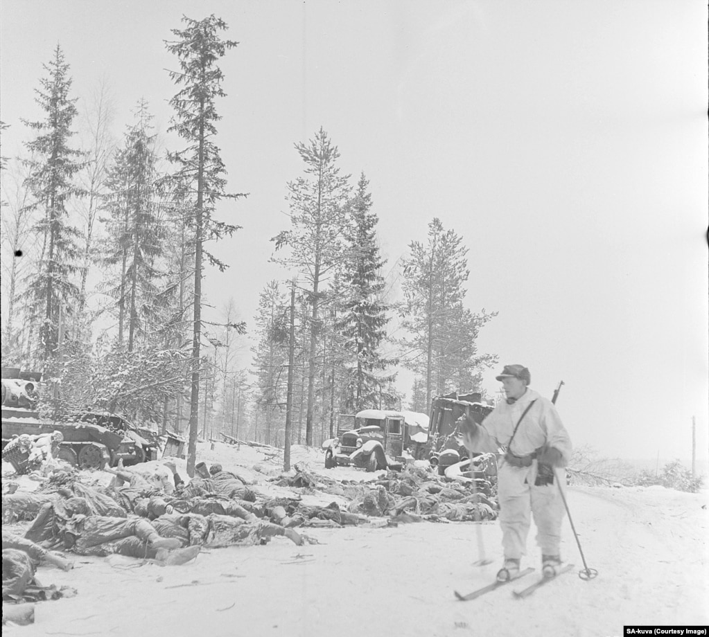 Тіла радянських військових лежать в снігу після атаки фінів