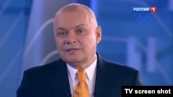 Putinparast jurnalist Dmitriy Kiselev bir tomonlama reportajlariyu efirda bildirilgan munozarali fikrlari bilan nom chiqargan.