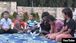 Туыстары "Қазақстандық жиһадшылар" туралы видеодағы балалардың бірін 8-9 жасар Дінмұхаммед (қызыл шеңберде) деп жорыды.