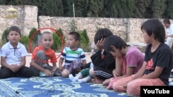 Этого мальчика из видео родственники опознали как восьмилетнего Динмухамеда.