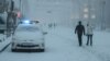 У КМДА закликали не залишати автомобілі біля бордюрів, бо це ускладнює прибирання снігу