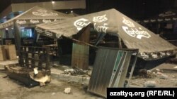 Қайрат Нұртас концертінен кейін "Прайм Плаза" орталығының аумағында қирап жатқан заттар. Алматы, 30 тамыз 2013 жыл.