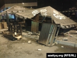На месте беспорядков в центре «Прайм Плаза» после срыва концерта Кайрата Нуртаса. Алматы, 31 августа 2013 года.