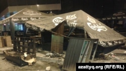 Разрушенная в ходе массовых беспорядков сцена у торгового центра "Прайм Плаза". Алматы, 31 августа 2013 года.