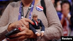 Делегат Республиканской партии с куклой Трампа