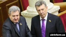 Народні депутати Сергій Гриневецький (ліворуч) і Сергій Ківалов на засіданні Верховної Ради України (архівне фото)