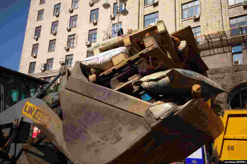 Ukraine -- Communal services with the police dismantle barricades in central Kyiv. 7 August, 2014