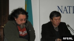 Нурлан Далбай и Казбек Жарылкапов, авторы монумента «Казах ели». Алматы, 16 ноября 2009 года. 