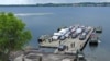 Автомобілі на понтонному поромі, який організували російські окупанти через річку Дніпро, коли правобережжя Херсонщини було окупованим, 3 серпня 2022 року