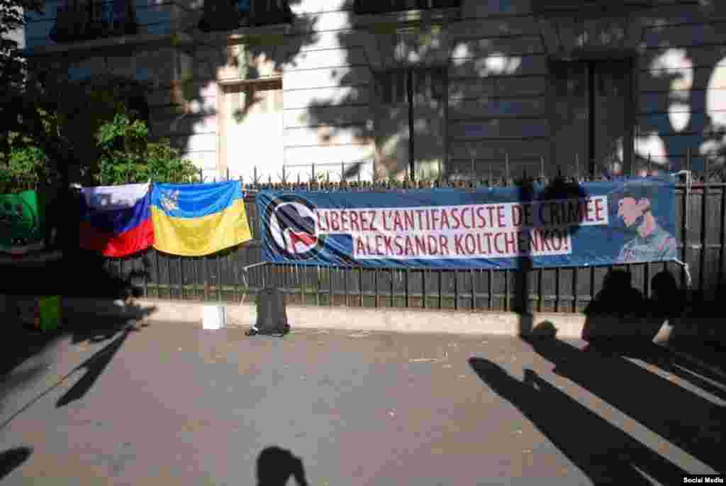 Акция под посольством России в Париже в поддержку крымских политзаключенных Сенцова и Кольченко, 30 июня 2015 года