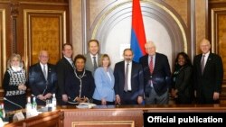 Armenia -- Prime Minister Nikol Pashinian poses for a photograph with members of the U.S. House of Representatives and U.S. Ambassador Lynne Tracy, Yerevan, April 18, 2019.