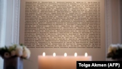 Спершу всі учасники лондонського заходу вшанували пам’ять загиблих хвилиною мовчання, запаливши жалобні свічки. Лондон, 16 січня 2020 року