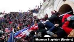 Сторонники Дональда Трампа прорываются в здание Капитолия. Вашингтон, 6 января 2021 года