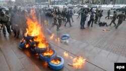В понедельник протестующие жгли шины у здания мэрии Киева