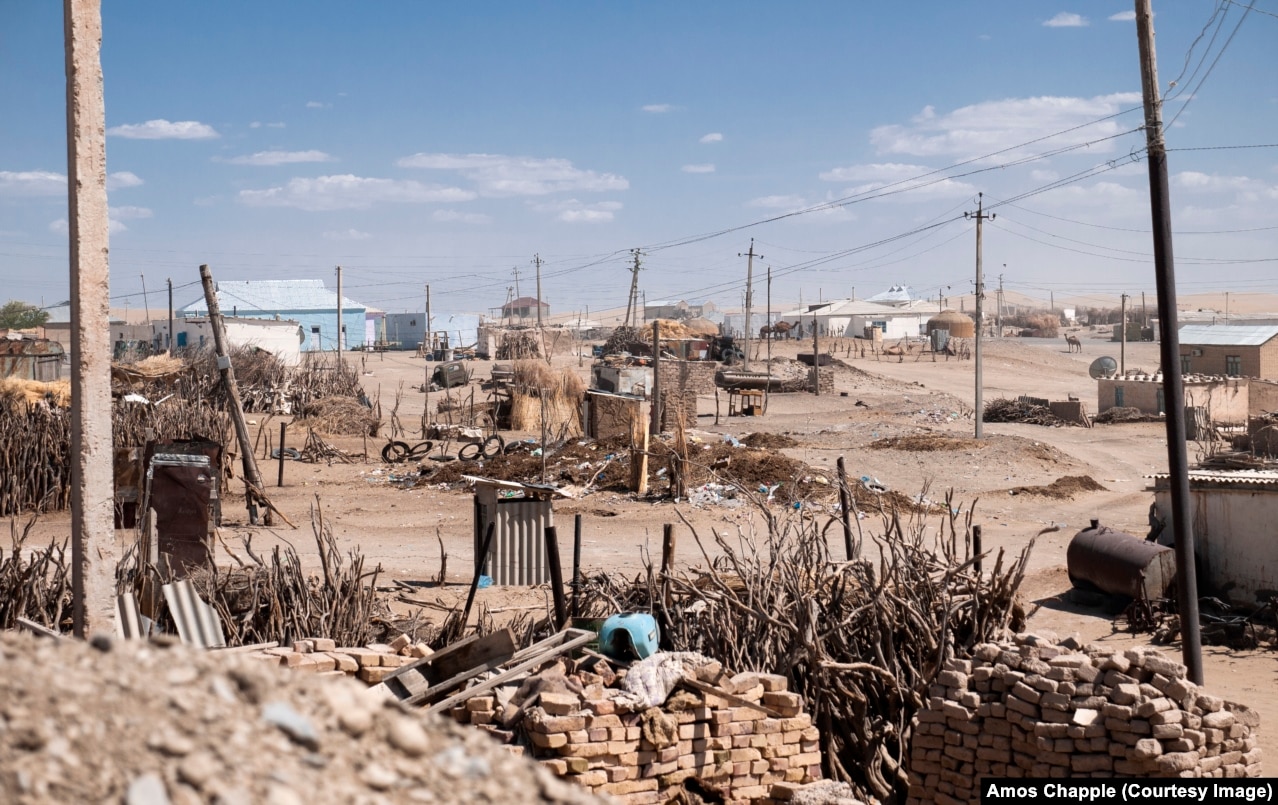 Një fshat në një zonë rurale në Turkmenistan. Fotografi e korrikut të vitit 2012.
